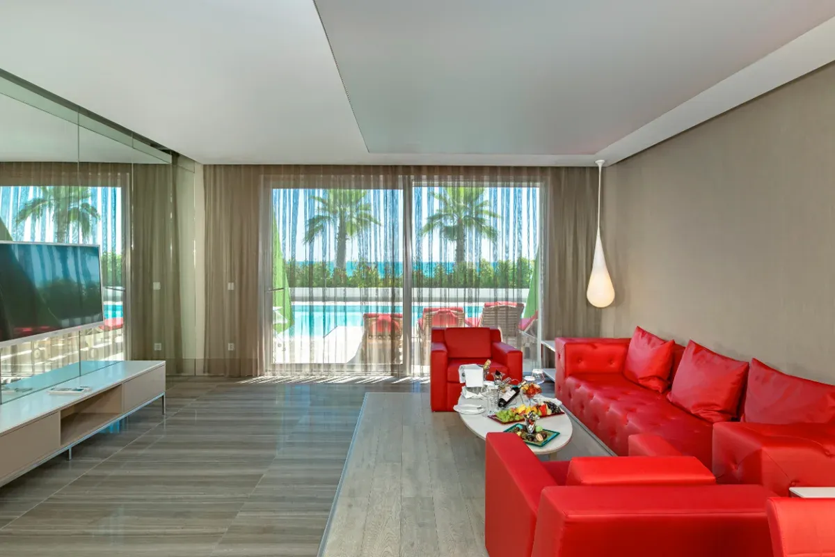 Adam Villa — Oda 175 m² büyüklüğünde olup, sauna ve havuza doğrudan erişim sağlayan bir teras sunar.